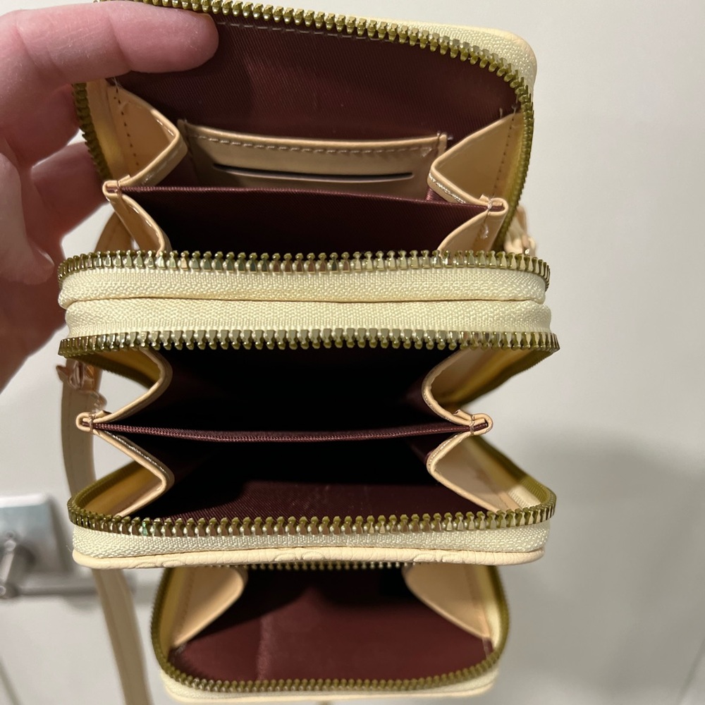 NWOT Elegant light yellow Crossbody Bag with Gold Accent - Picture 14 of 14